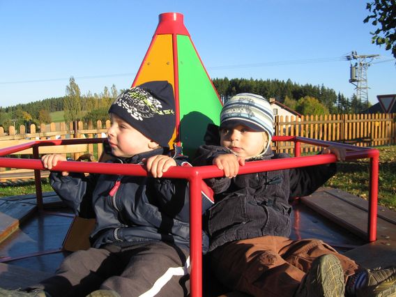 Románek s Martínkem na kolotoči